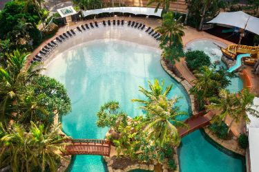 Mantra Crown Towers - Lagoon pool