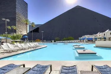 Luxor Hotel & Casino - Outdoor pool