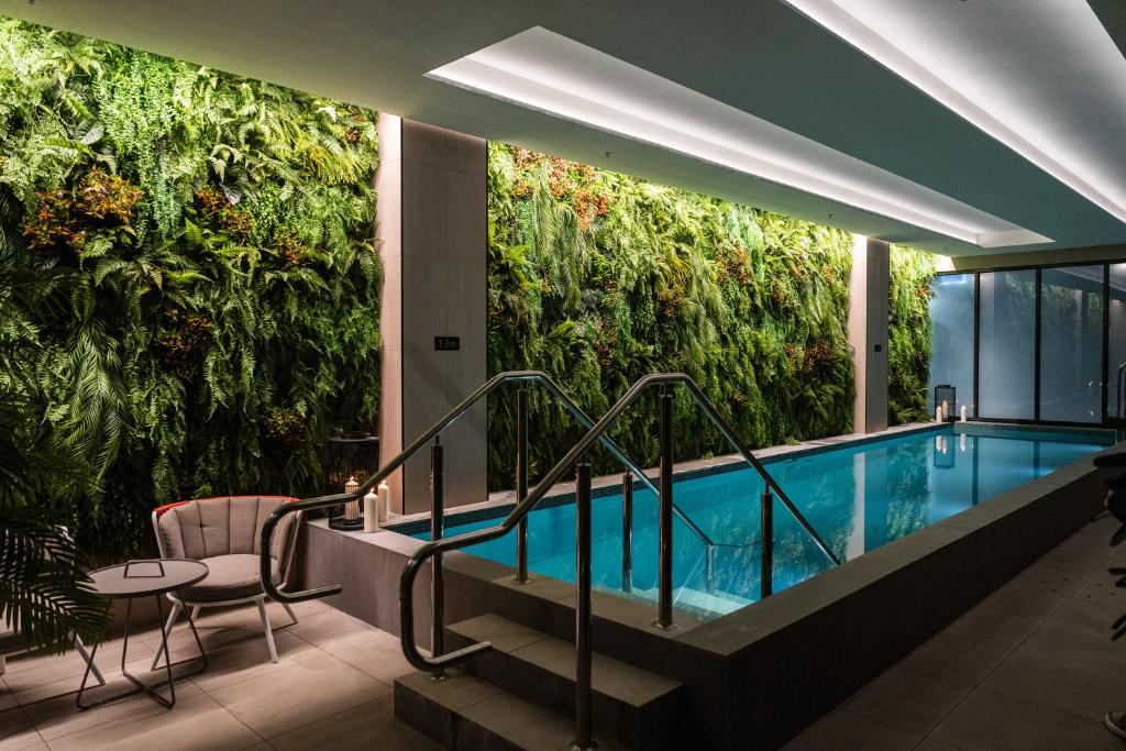 Vibe Hotel Melbourne - Indoor Pool
